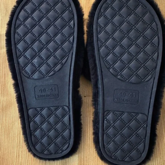 Angel  Eye Faux fur slippers NWT - Picture 4 of 4
